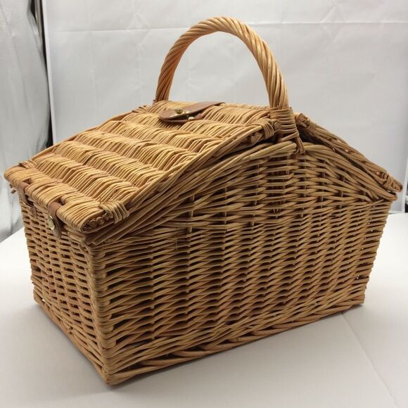 HP!!! 4 Person Wicker Picnic Basket w/Plates, Cups, Cloth Napkins, Table Cloth - Picture 2 of 9